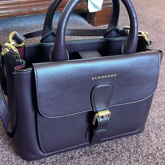 BURBERRY
Smooth Bonded Calfskin Small Saddle Tote plum - Picture 4 of 8